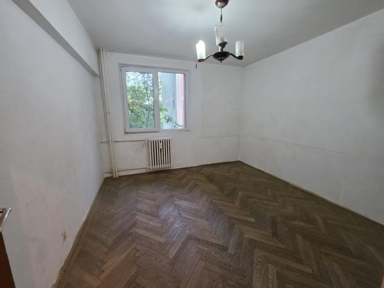 Apartament cu 4 camere semidecomandat în Titan
