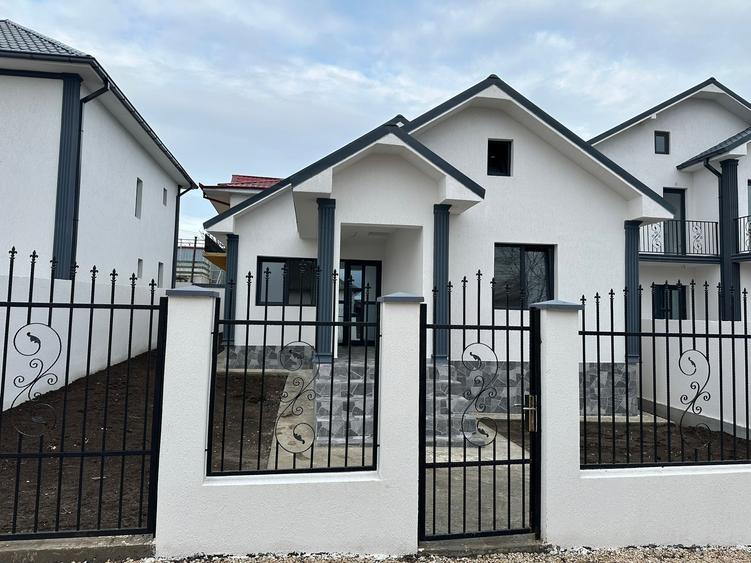 Casă individuală cu 3 camere cu Teren 220 Mp în Est