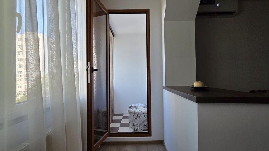 Apartament cu 4 camere semidecomandat, mobilat în Trivale
