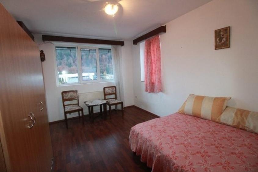 Casă cu 4 camere semidecomandat cu Teren 207 Mp în Central
