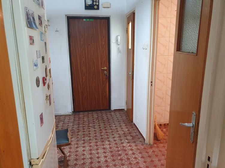 Apartament cu 3 camere semidecomandat în Drumul Taberei