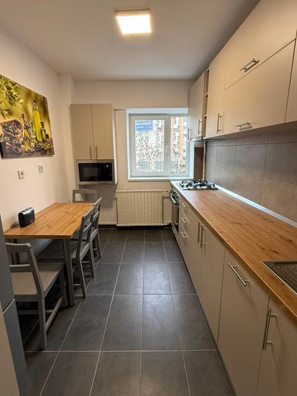 Apartament cu 3 camere semidecomandat în 13 Septembrie