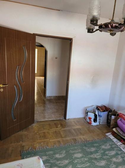 Apartament cu 4 camere decomandat în Prundu