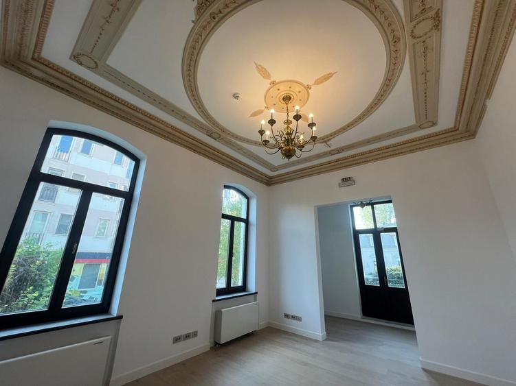 Casă individuală cu 30 camere cu Canalizare în Grădina Icoanei