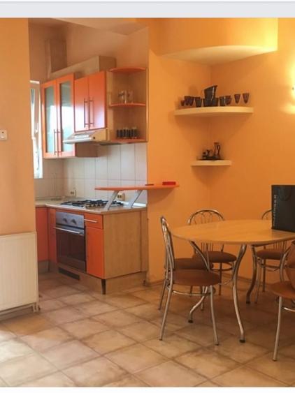 Inchiriez un apartament central. cu 2 , camere , living, curte - 1