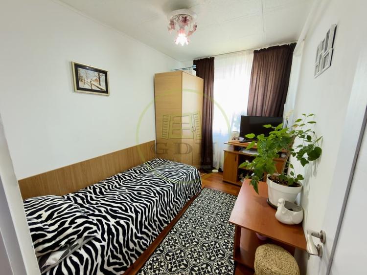 Apartament cu 4 camere semidecomandat în Craiovița Nouă