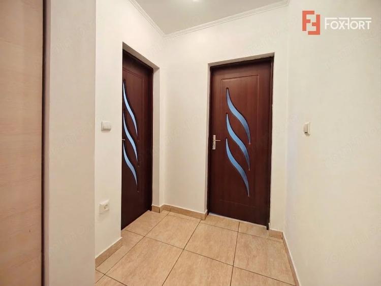Apartament cu 3 camere semidecomandat în Girocului
