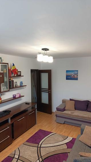 Apartament cu 3 camere decomandat în Exterior Vest