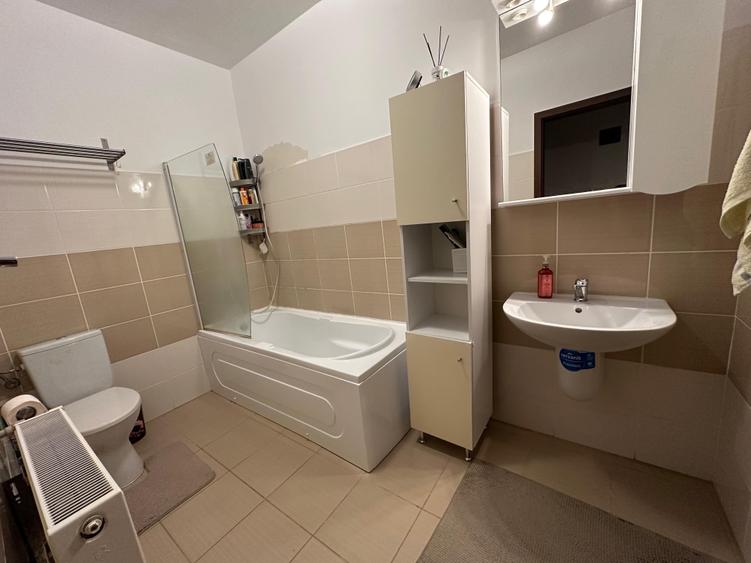 Apartament cu 3 camere semidecomandat în Central
