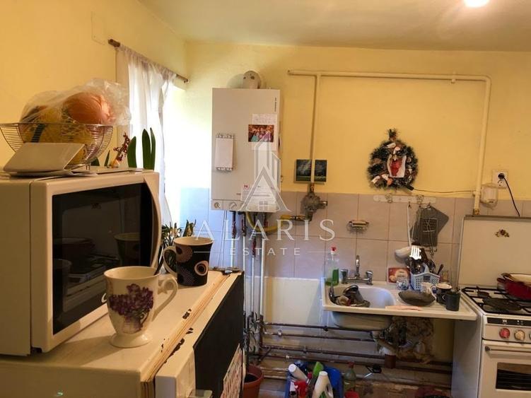 Casă individuală cu 6 camere cu Canalizare în Lipovei