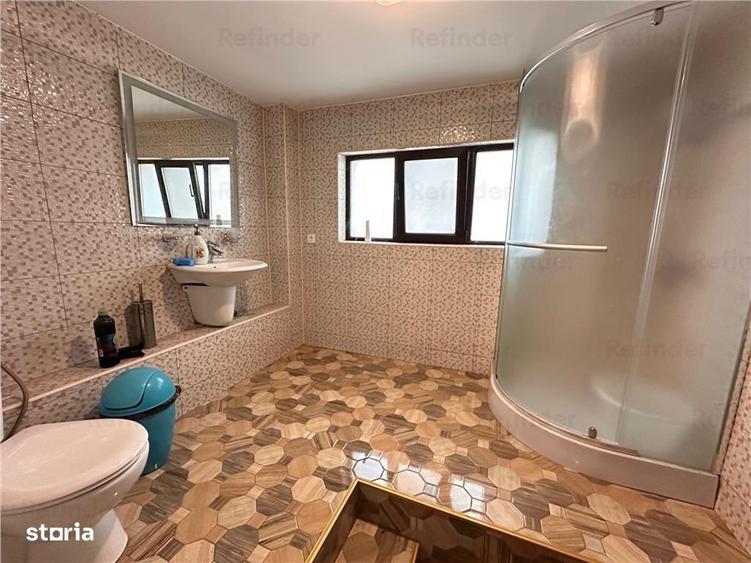 Casă cu 10 camere cu Teren 246 Mp în Moșilor