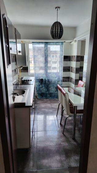 Apartament cu 4 camere decomandat în Micro 5