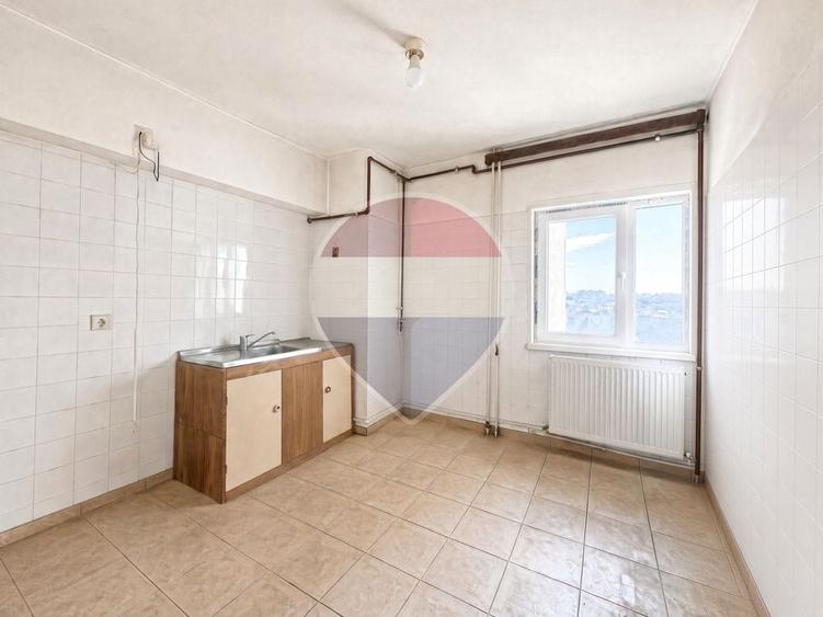 Apartament cu 3 camere decomandat în Trocadero