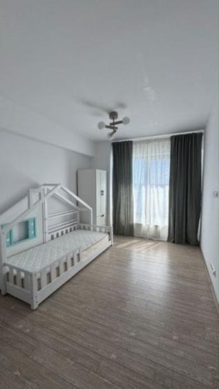 Apartament cu 3 camere decomandat, mobilat în Crângași