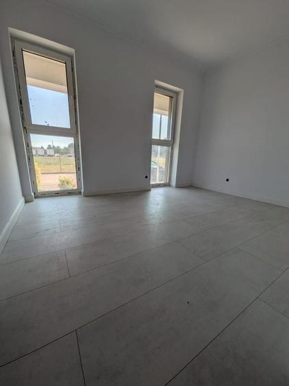 Apartament cu 4 camere semidecomandat în Florești