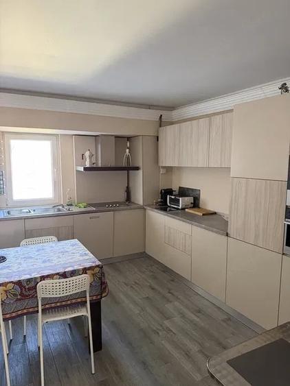 Apartament cu 4 camere decomandat în Capitol
