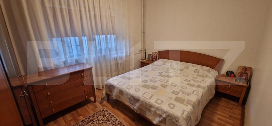 Apartament cu 3 camere semidecomandat, mobilat în Rovine