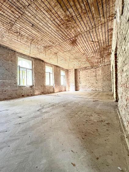 Casă individuală cu 10 camere cu Canalizare în Ultracentral