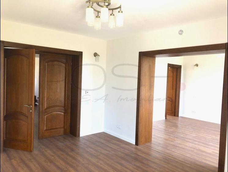 Casă individuală cu 8 camere cu Canalizare în Băneasa