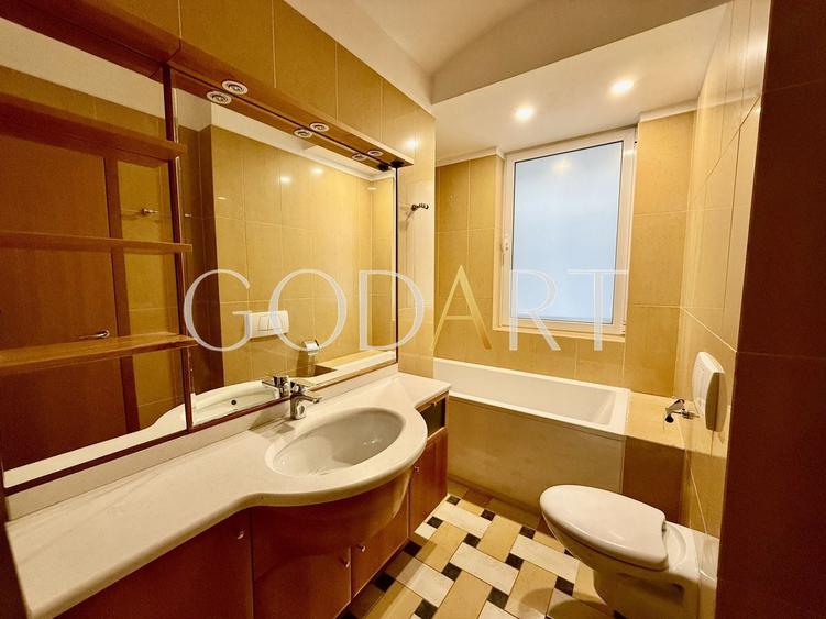Apartament cu 5 camere semidecomandat în Primăverii