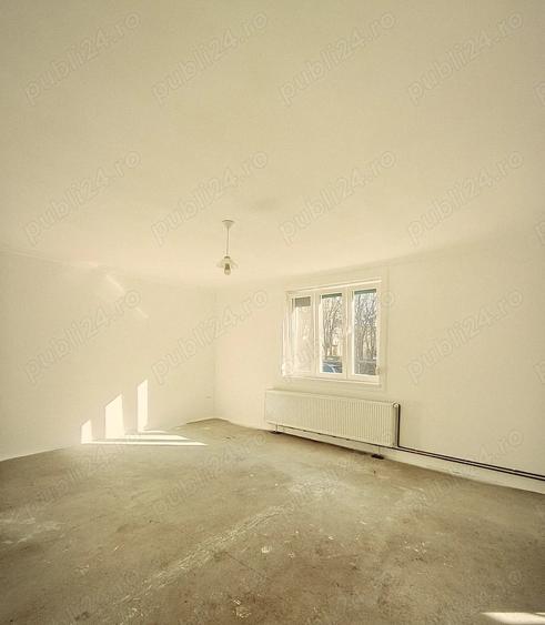 Apartament cu 3 camere semidecomandat în Traian