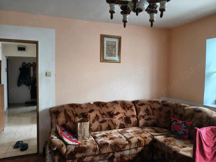 Apartament cu 3 camere semidecomandat în Lipovei