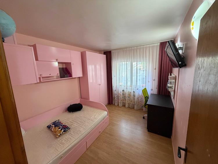 Apartament cu 3 camere decomandat în Trivale
