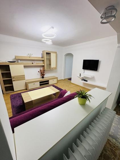 Apartament cu 3 camere semidecomandat în Berceni