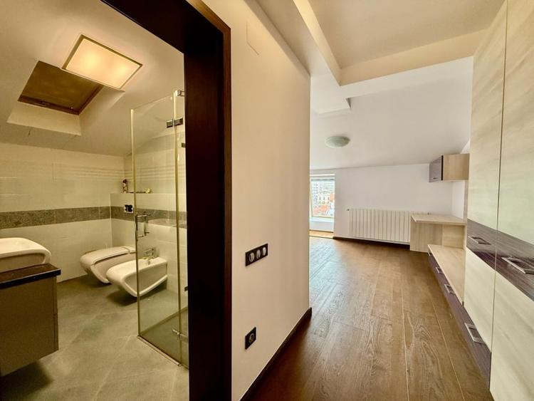 Penthouse cu 4 camere decomandat în Aviatorilor