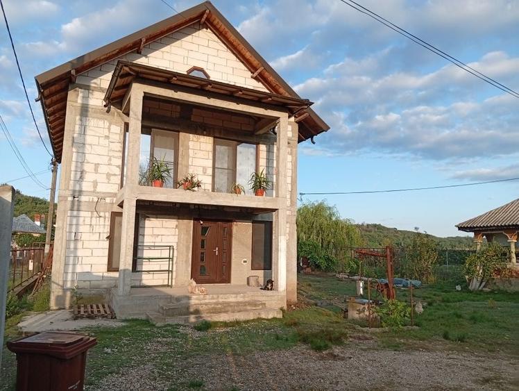 Casă cu 3 camere în Mareș