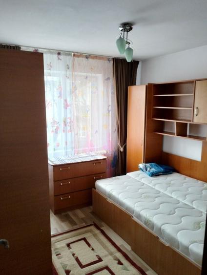 Apartament cu 3 camere semidecomandat în Rahova