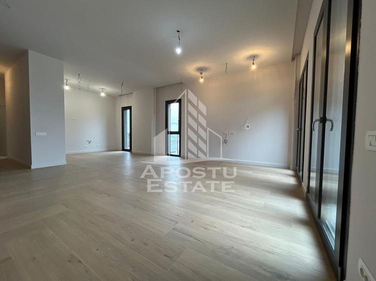 Penthouse cu 4 camere semidecomandat în Torontalului
