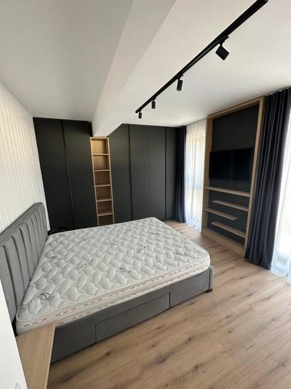 Apartament cu 4 camere semidecomandat, mobilat în Central