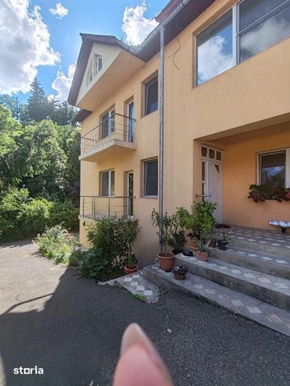 Casă cu 10 camere cu Teren 700 Mp în Valea Roșie