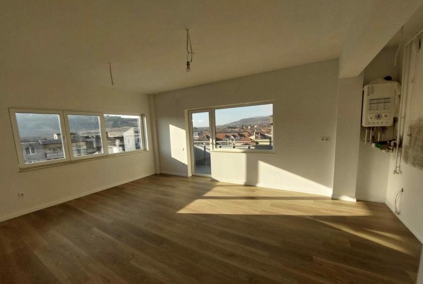 Apartament cu 3 camere semidecomandat în Baciu
