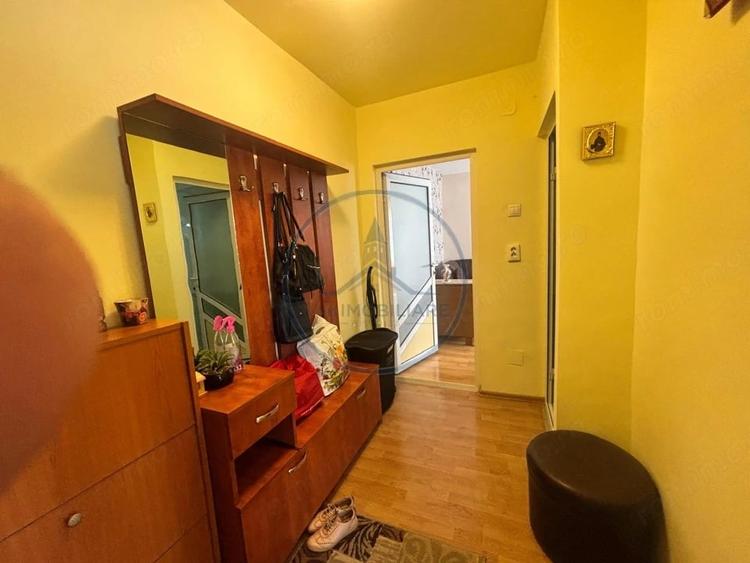 Apartament cu 3 camere semidecomandat în Central
