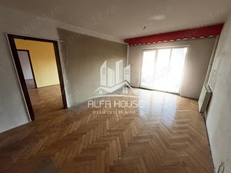 Apartament cu 4 camere semidecomandat în Central