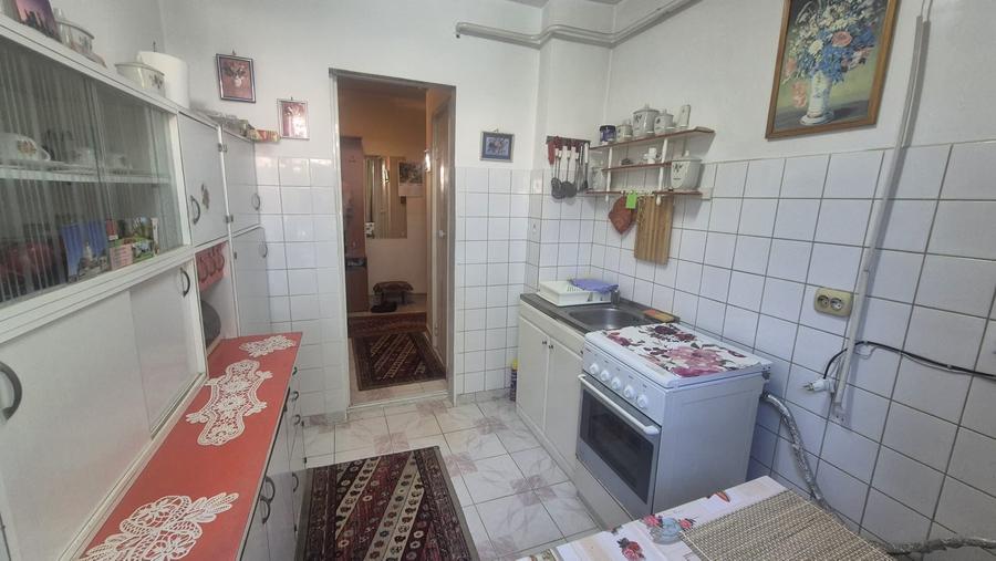 Apartament cu 3 camere semidecomandat în Micro 16