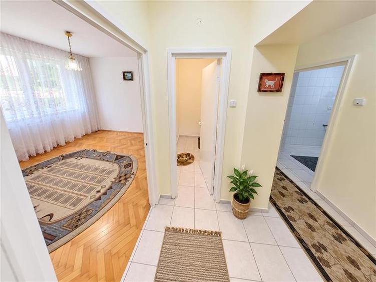 Apartament cu 3 camere decomandat în Astra