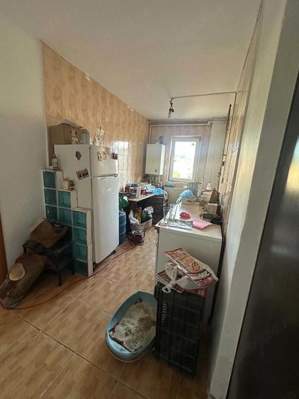 Apartament cu 3 camere semidecomandat în Petros