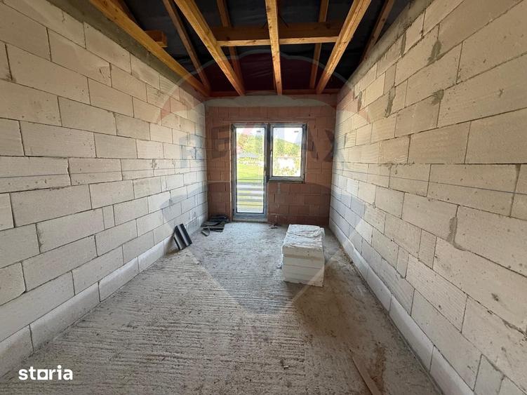 Casă cu 5 camere cu Teren 343 Mp în Podgoria