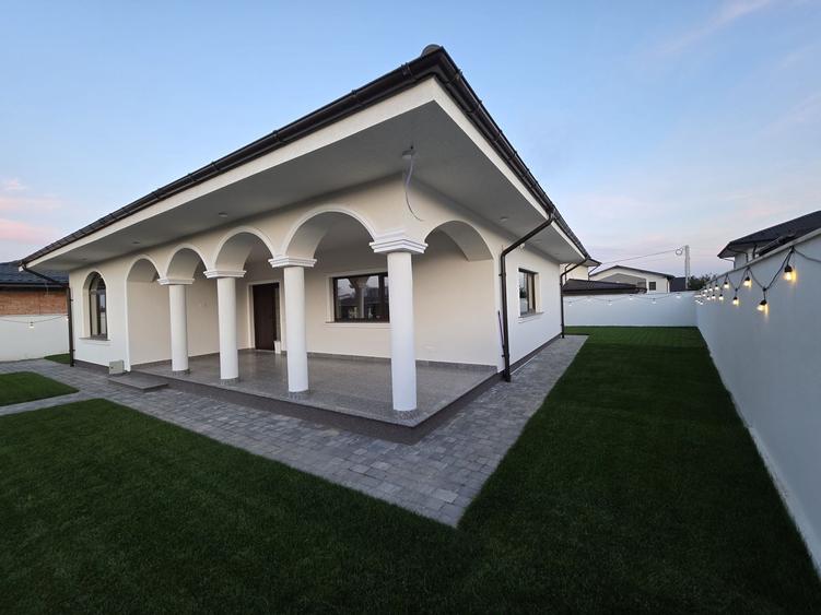 Casă cu 4 camere în Valea Adâncă