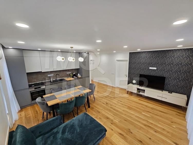 Apartament cu 3 camere semidecomandat, mobilat în Borhanci
