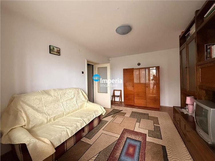 Apartament cu 3 camere semidecomandat în Tătărași