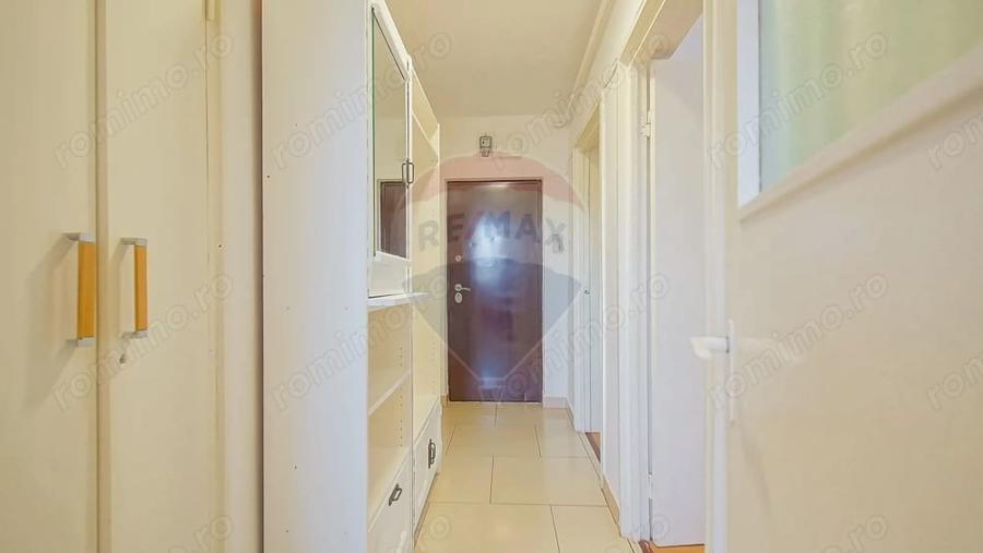 Apartament cu 3 camere semidecomandat în Astra