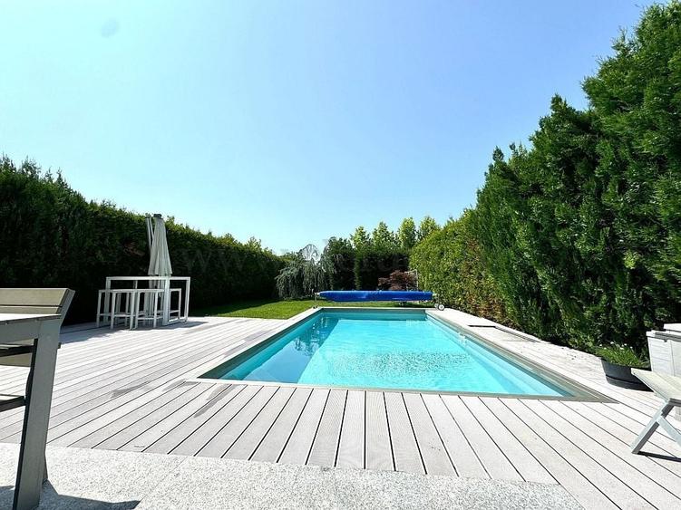 Casă individuală cu 4 camere cu Piscina în Tunari