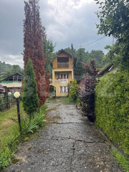 Casă individuală cu 5 camere cu Canalizare în Runcu