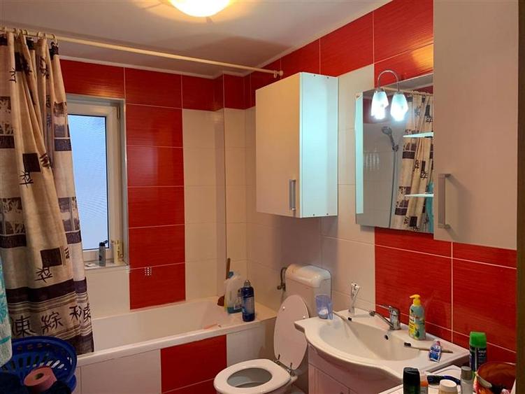 Apartament cu 3 camere semidecomandat, mobilat în Bună Ziua