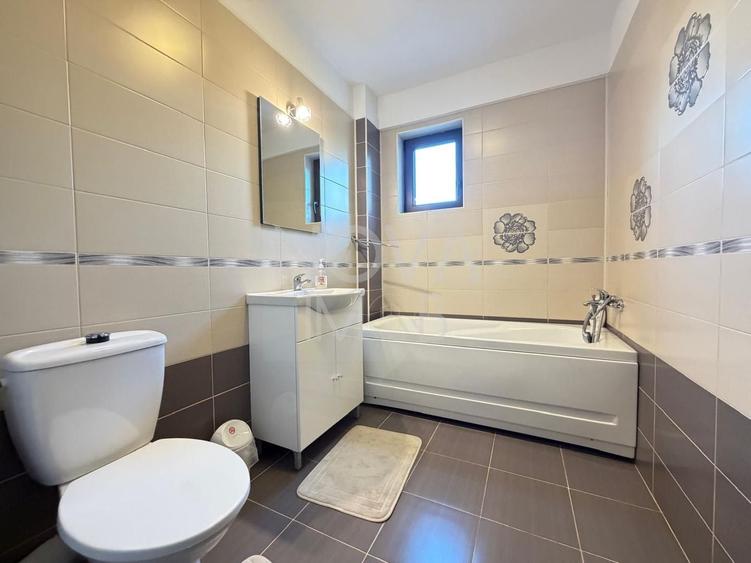 Apartament cu 3 camere semidecomandat, mobilat în Mihai Viteazul