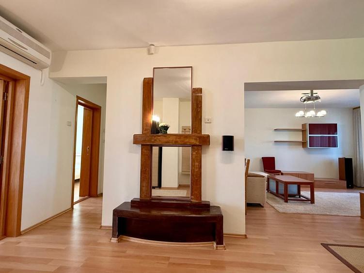 Apartament cu 3 camere decomandat în Cazino